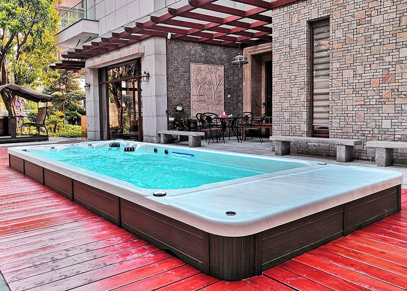 戴高樂無邊際泳池讓小小泳池空間創造出長泳的效果 alt=