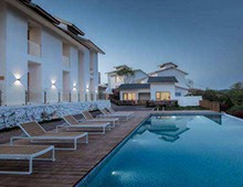 比起人工泳池復雜的建造工序 無邊際泳池更省心省力