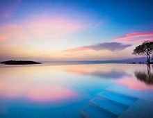 床鋪大小的無邊際泳池，游起來卻沒有盡頭