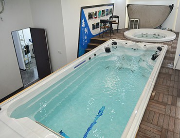 在室內安裝這種成品泳池不用建池，3-5天就可以使用