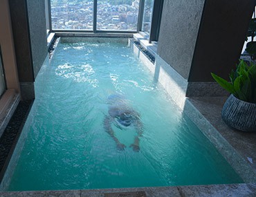 不要在家建小游泳池啦，使用這種整體式游泳池游泳體驗好還美觀