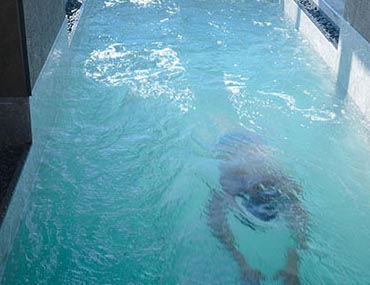 寒潮結束又想游泳,但家里泳池很臟?這種私家游泳池設備不要錯過